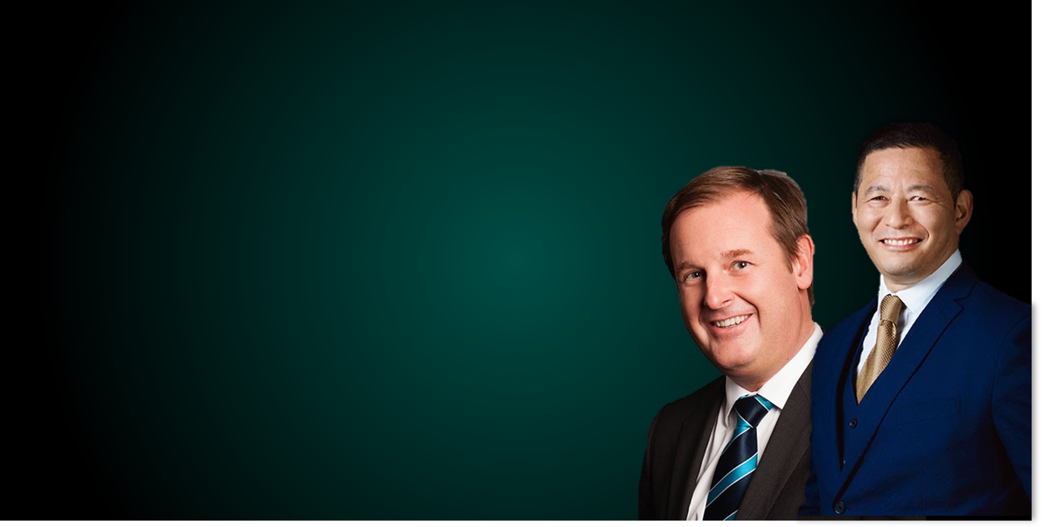 deux hommes en costume qui sourient